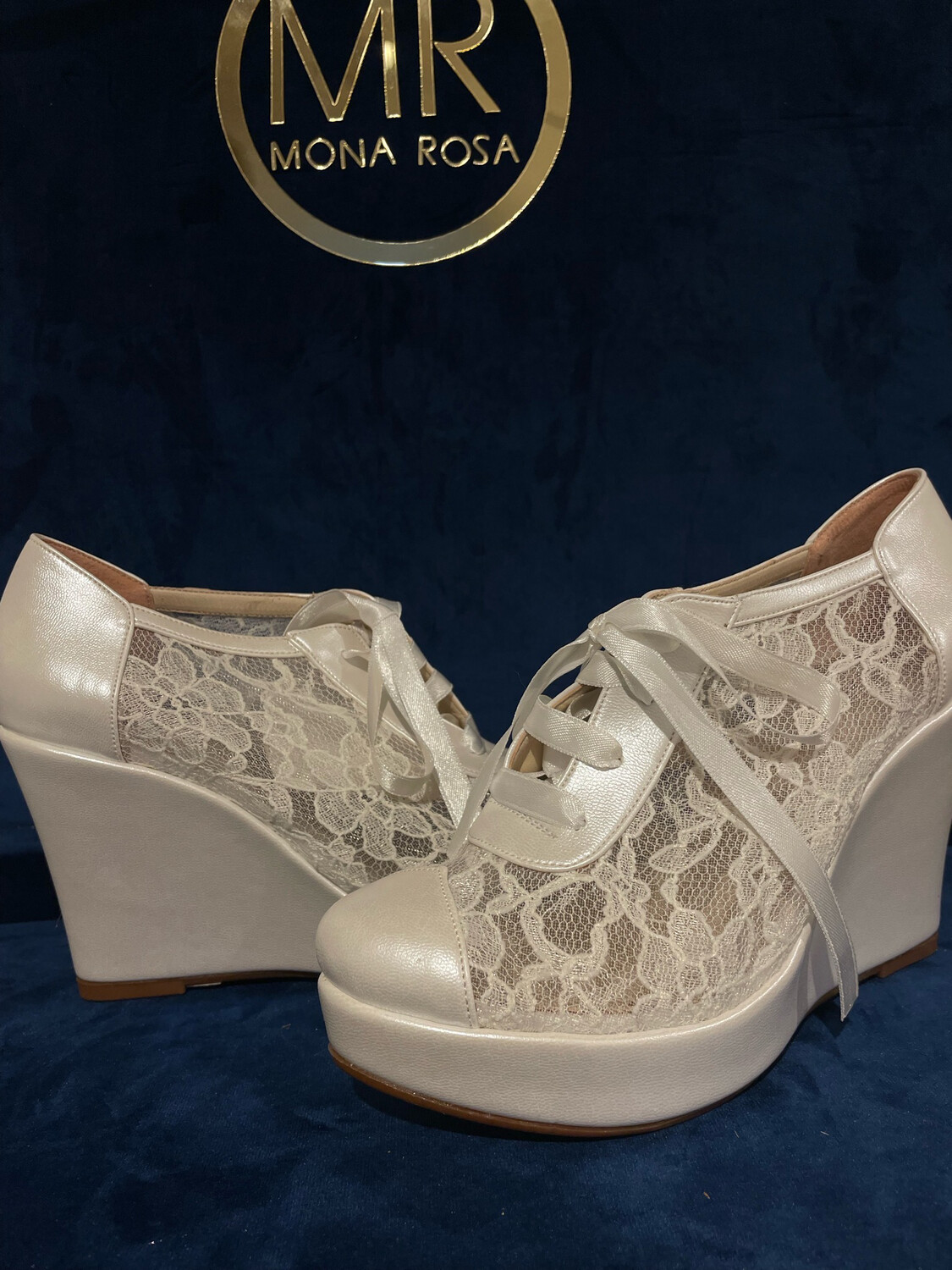 Zapatilla Alta Con Encaje