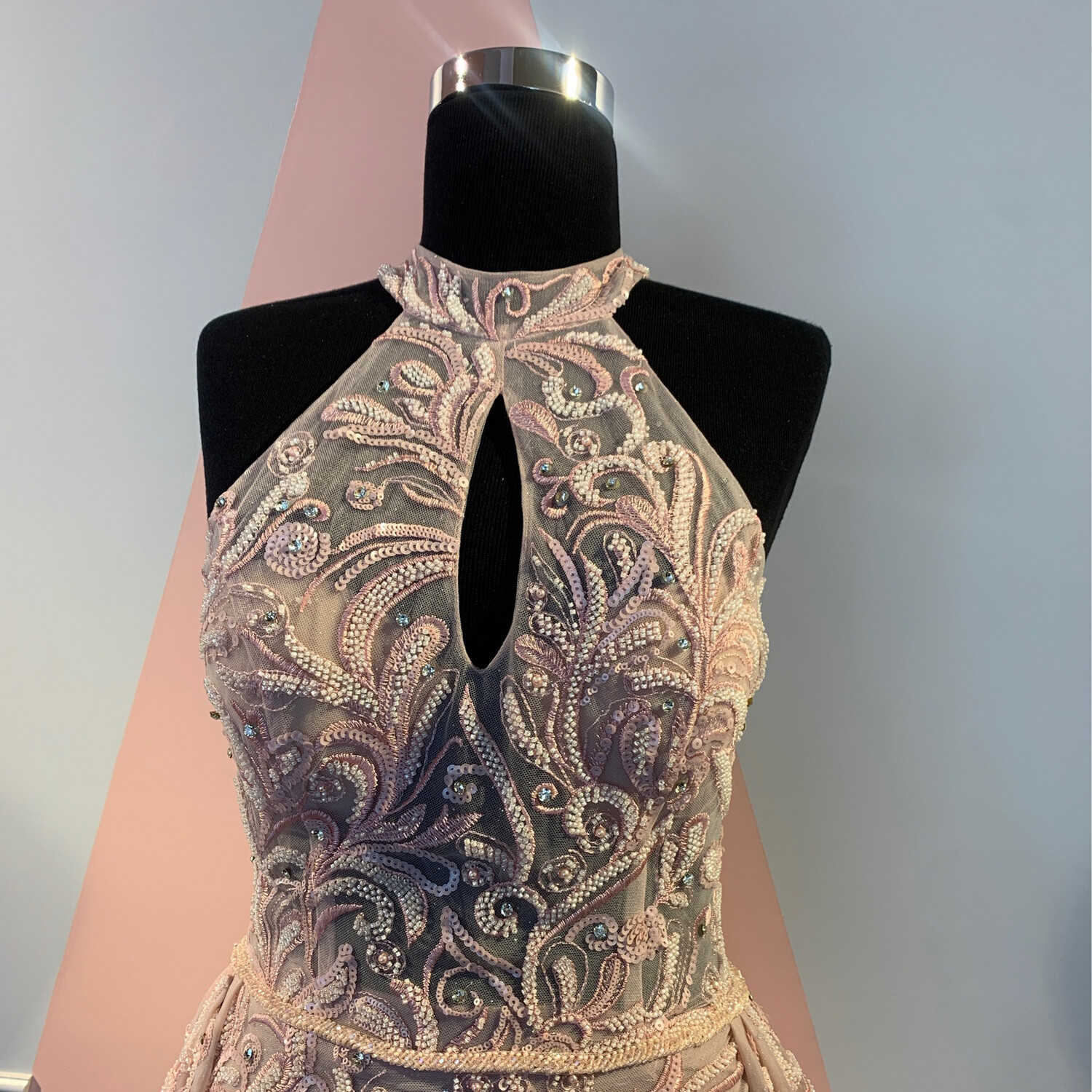 REBAJADO - VESTIDO LARGO  CORTE SIRENA CON SOBRE FALDA COLOR ROSA PALIDO