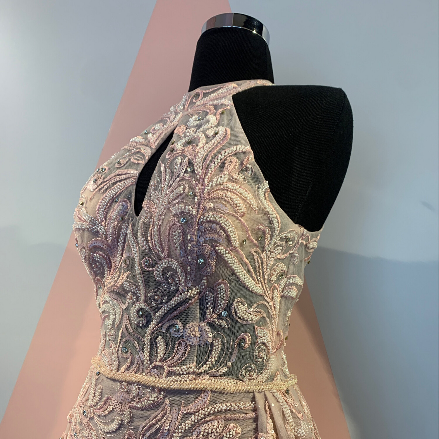 REBAJADO - VESTIDO LARGO  CORTE SIRENA CON SOBRE FALDA COLOR ROSA PALIDO