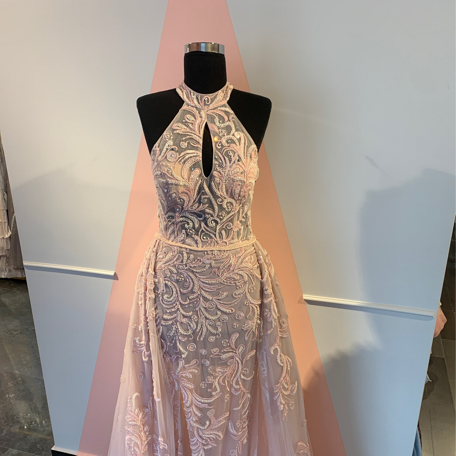 REBAJADO - VESTIDO LARGO  CORTE SIRENA CON SOBRE FALDA COLOR ROSA PALIDO
