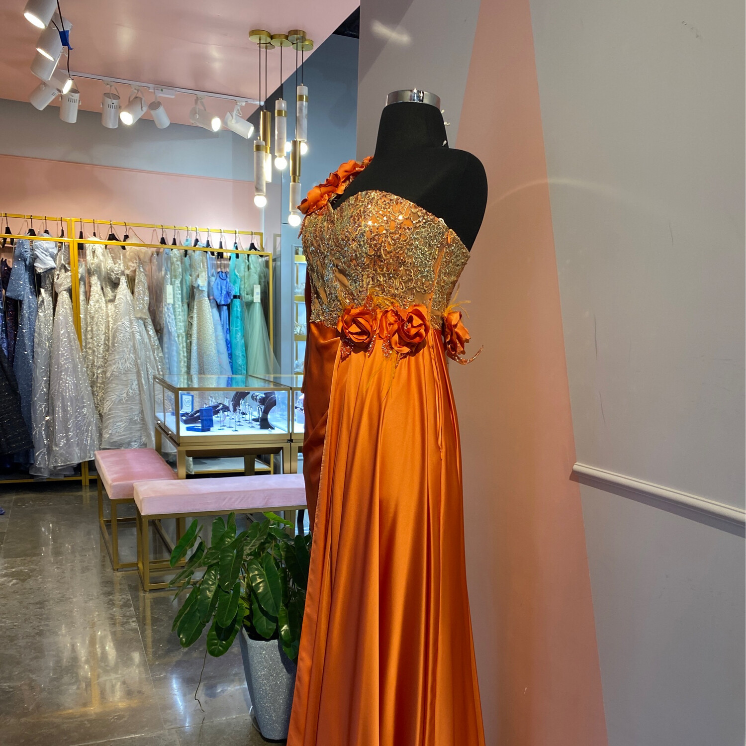 Vestido largo one shoulder, color anaranjado. Talla M
