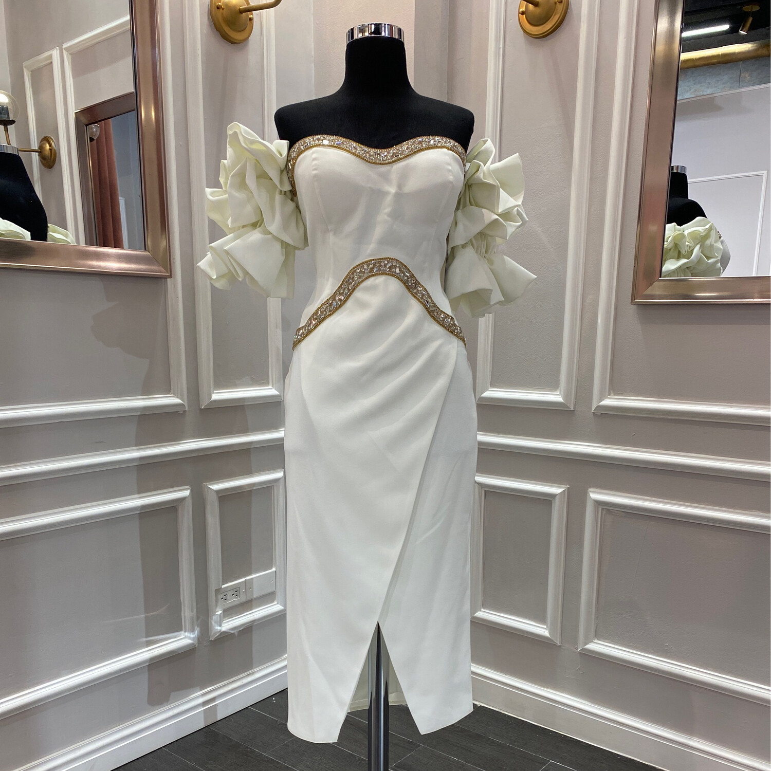 VESTIDO CORTO TUBO CON MANGAS, BLANCO DE DIVERSAS TALLAS