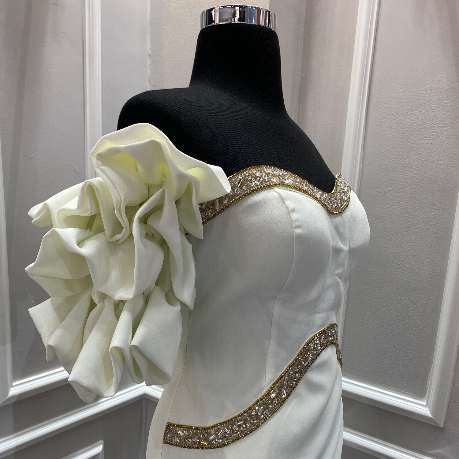 VESTIDO CORTO TUBO CON MANGAS, BLANCO DE DIVERSAS TALLAS