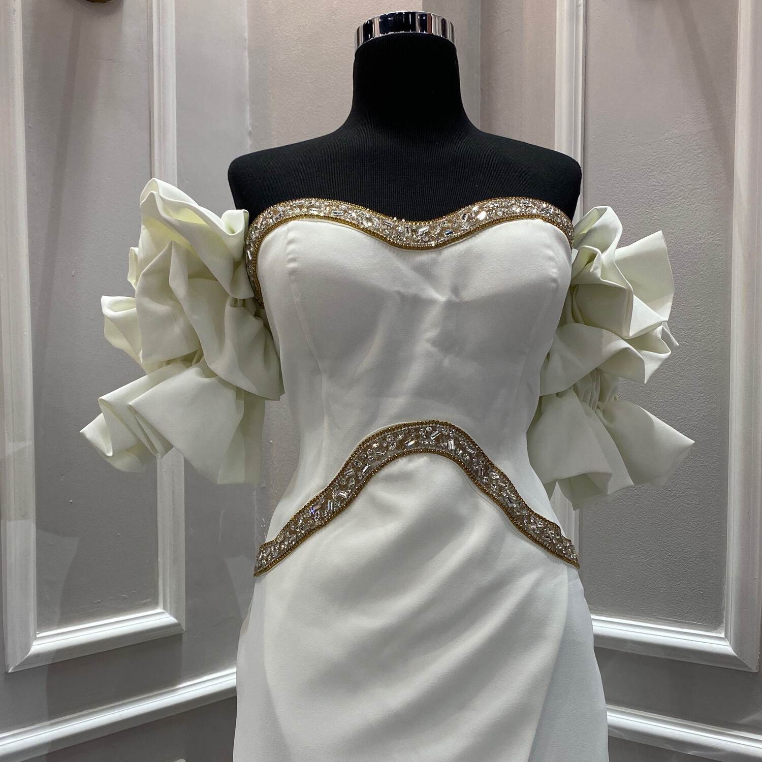 VESTIDO CORTO TUBO CON MANGAS, BLANCO DE DIVERSAS TALLAS