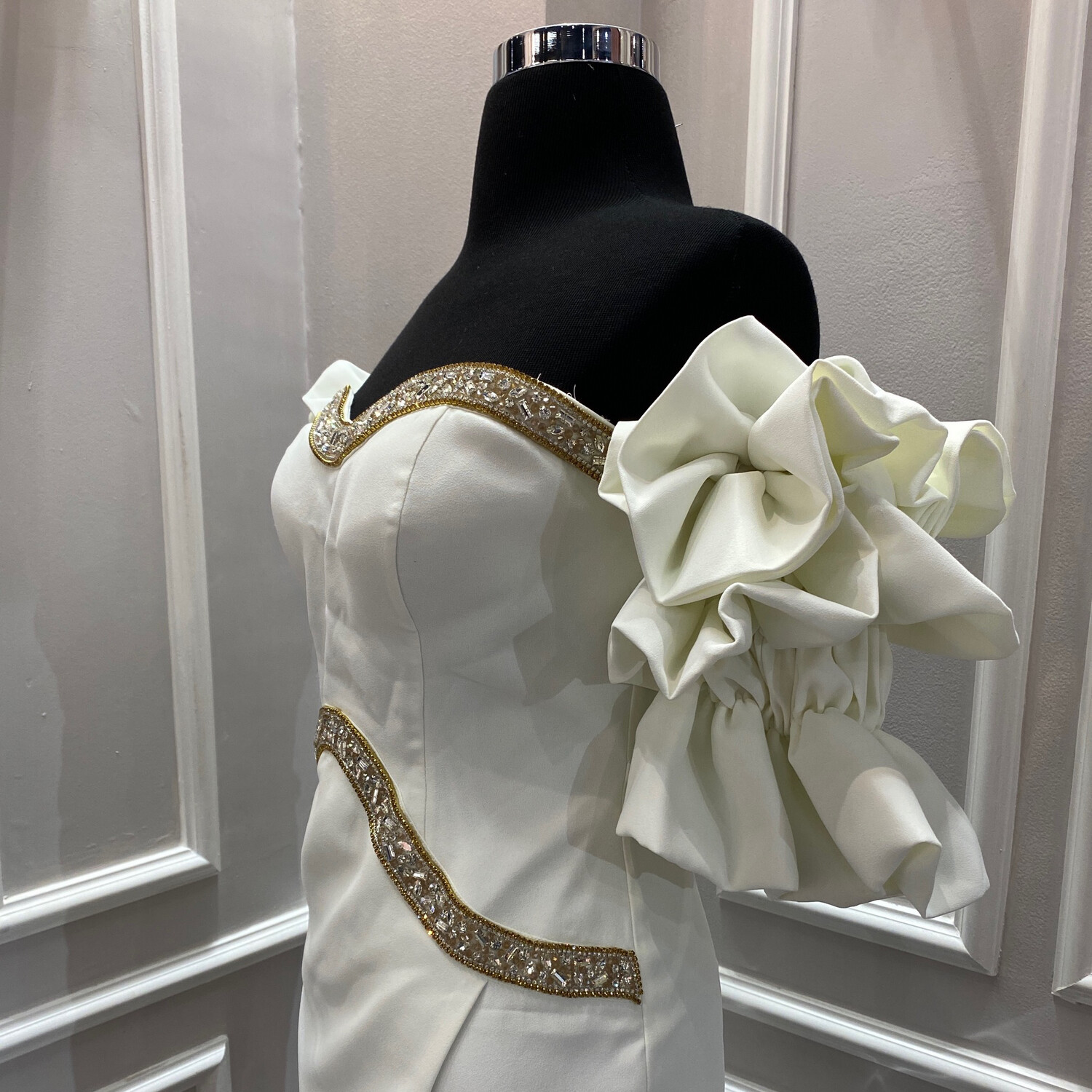 VESTIDO CORTO TUBO CON MANGAS, BLANCO DE DIVERSAS TALLAS