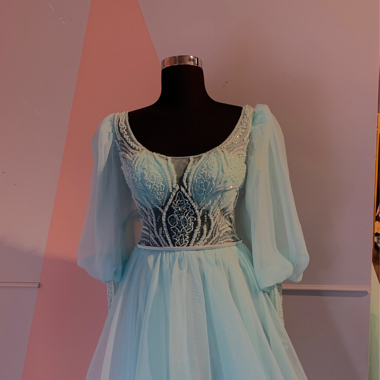 REBAJADO - VESTIDO LARGO 	COLOR	CELESTE	TALLA:	44	EU	o	12	US