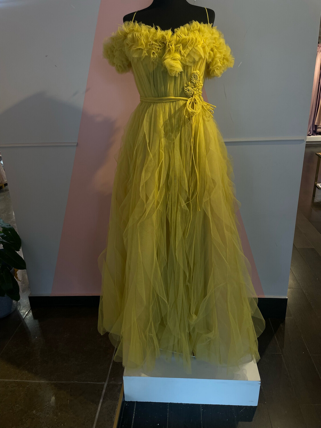 REBAJADO - VESTIDO LARGO 	COLOR	AMARILLO 	YELLOW	DE	TALLA:	38	EU	/	6	US