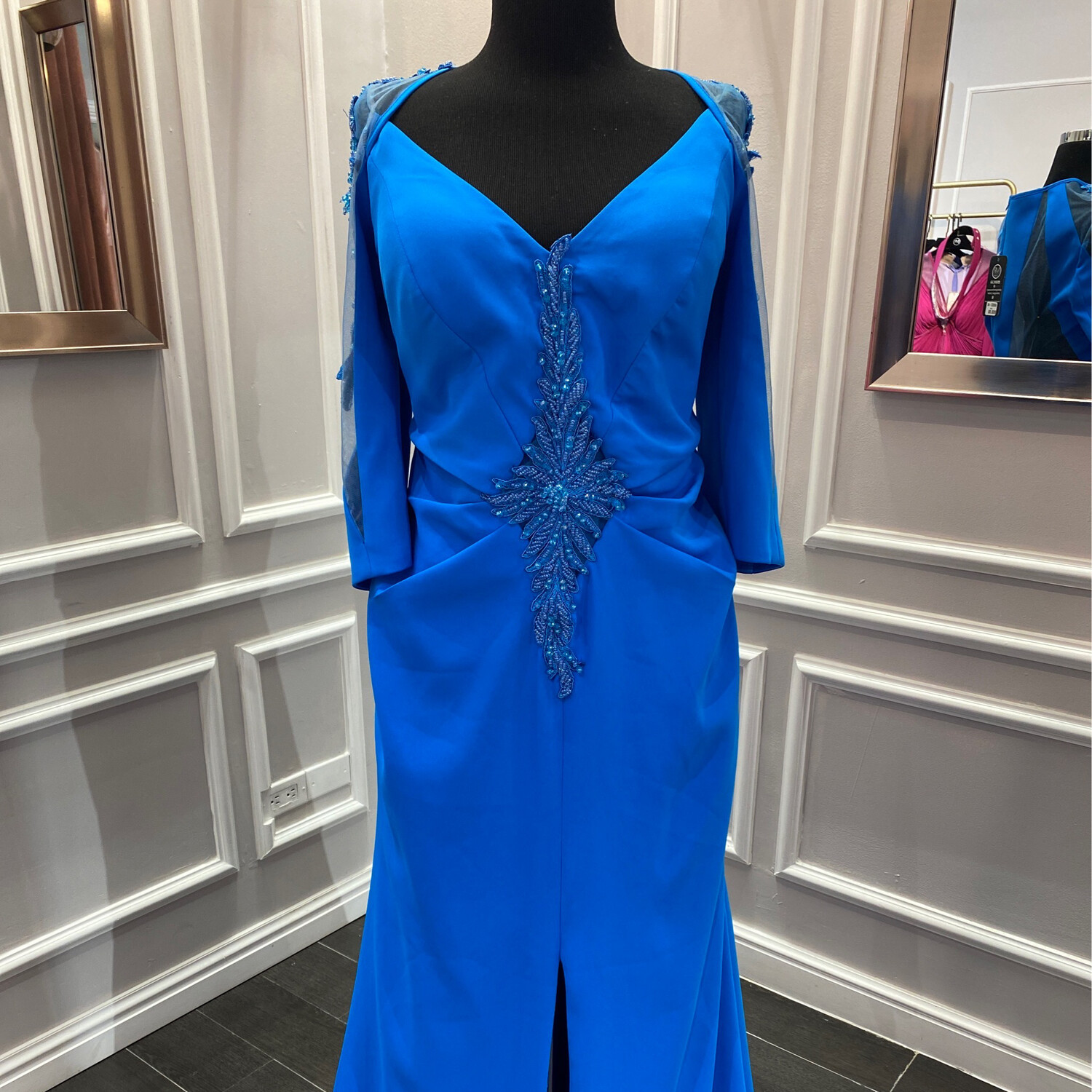 Vestido largo con mangas, color azul en tonalidad turquesa. Talla L