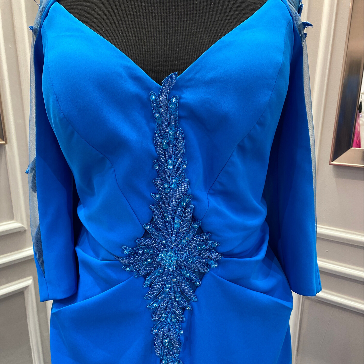 Vestido largo con mangas, color azul en tonalidad turquesa. Talla L