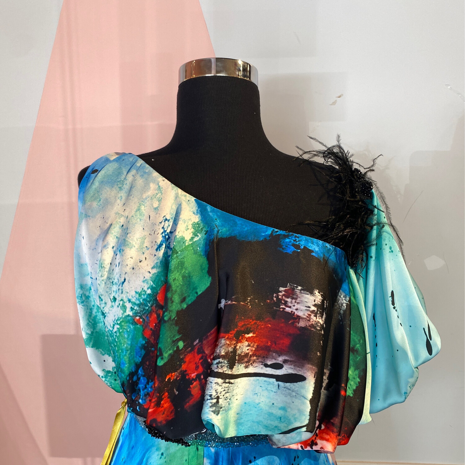 Vestido largo one shoulder , color aqua con estampados. Talla XS