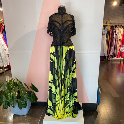 Vestido largo con mangas, color verde estampado con negro. Talla L