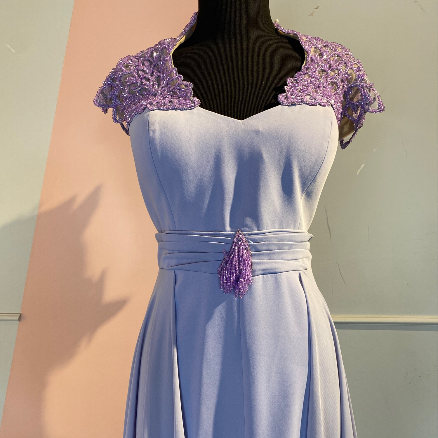 Vestido largo escote en V, recto con sobre falda, color lila. Talla L