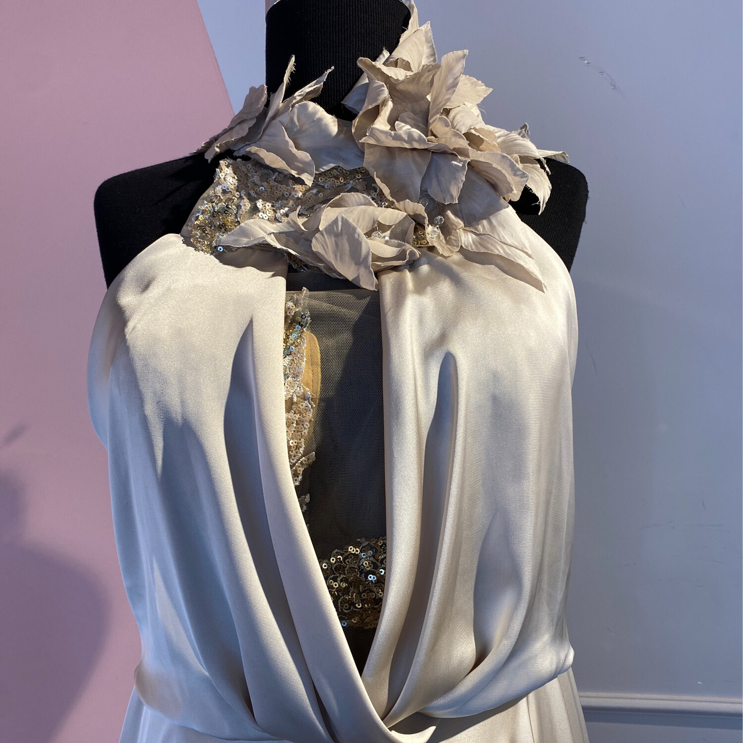 Vestido largo con capa, color champagne. Talla L