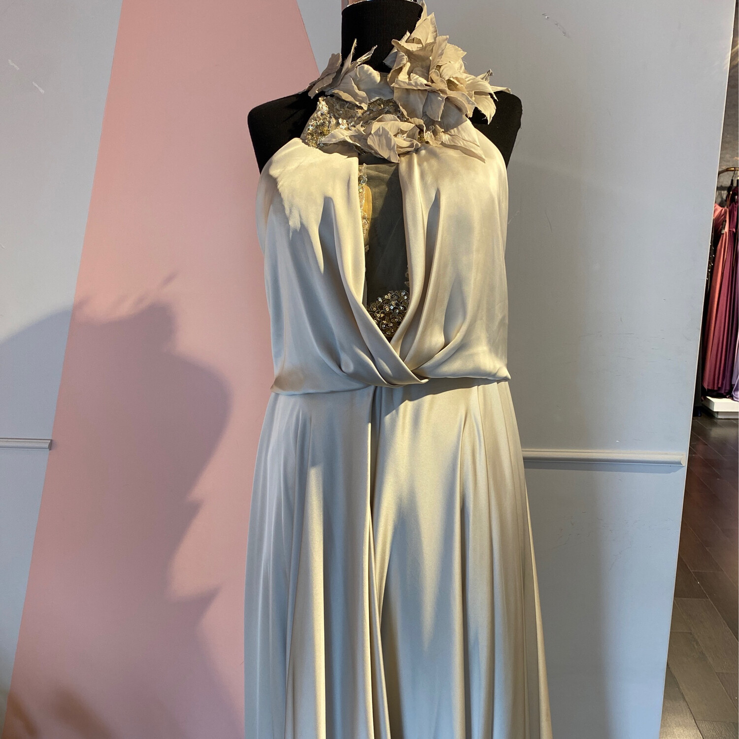 Vestido largo con capa, color champagne. Talla L