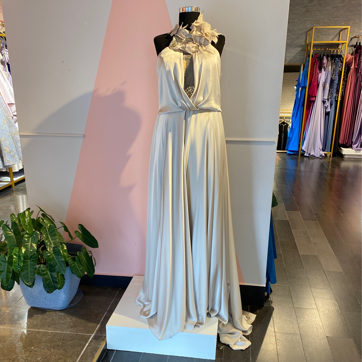 Vestido largo con capa, color champagne. Talla L