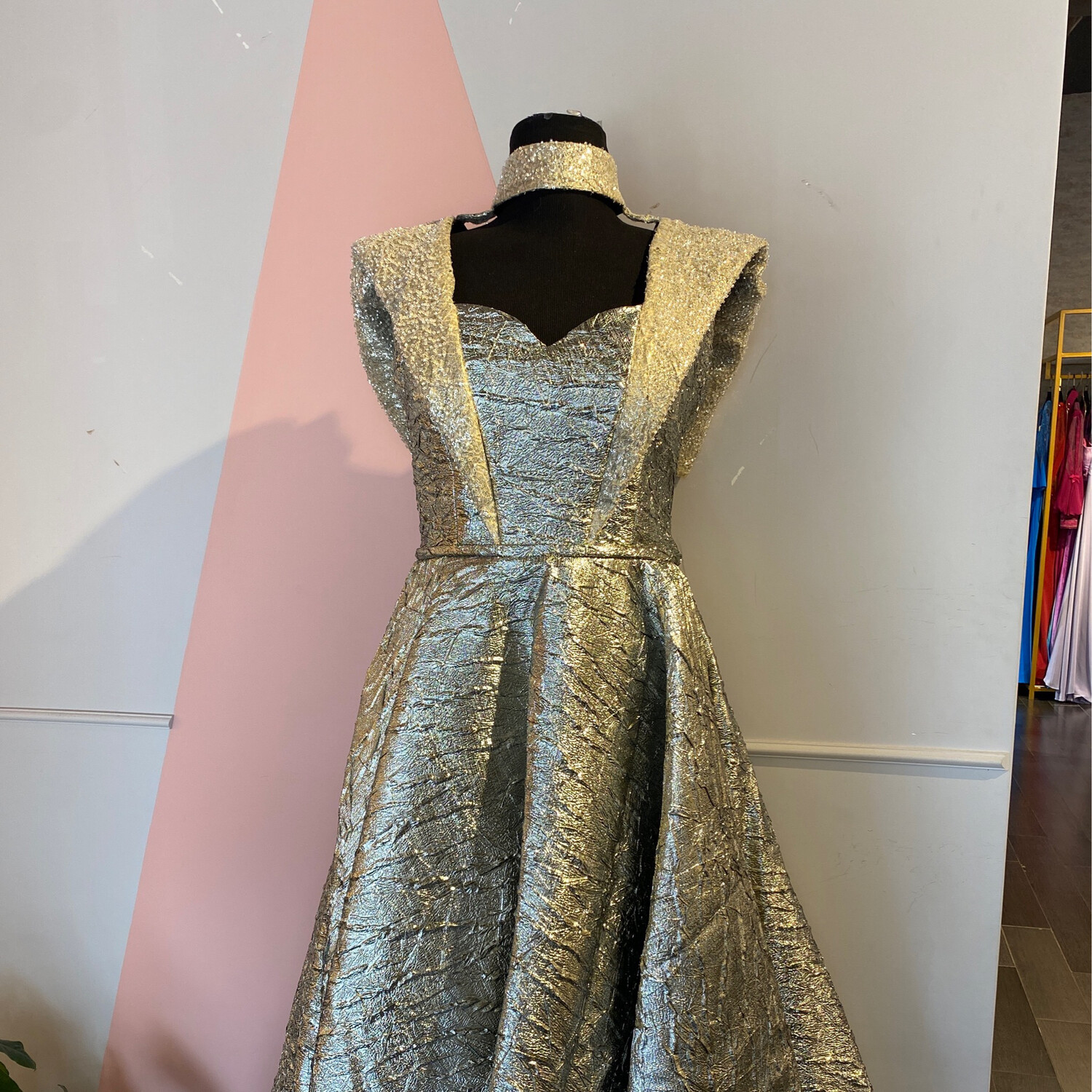 VESTIDO LARGO 	COLOR	DORADO	TALLA:	44	EU	/	12	US