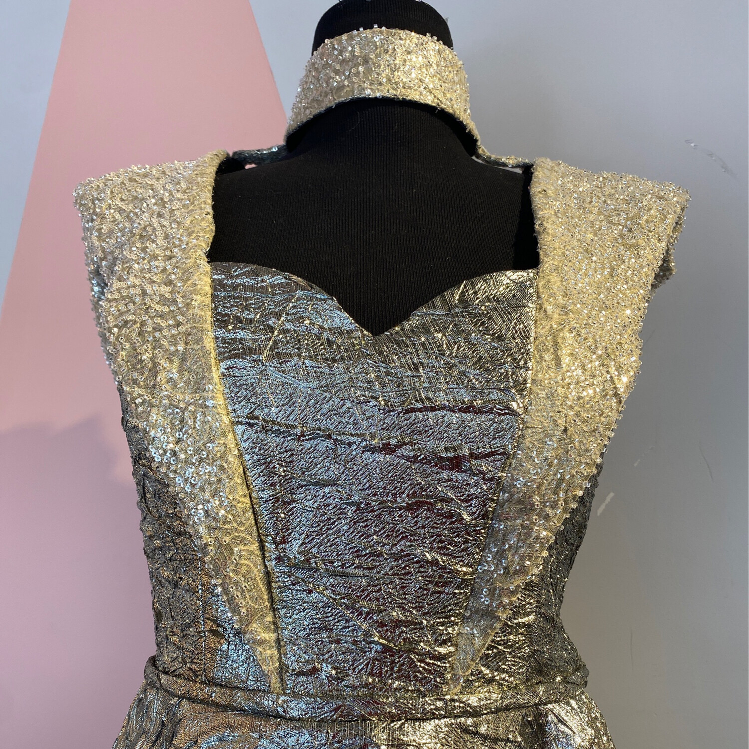 VESTIDO LARGO 	COLOR	DORADO	TALLA:	44	EU	/	12	US
