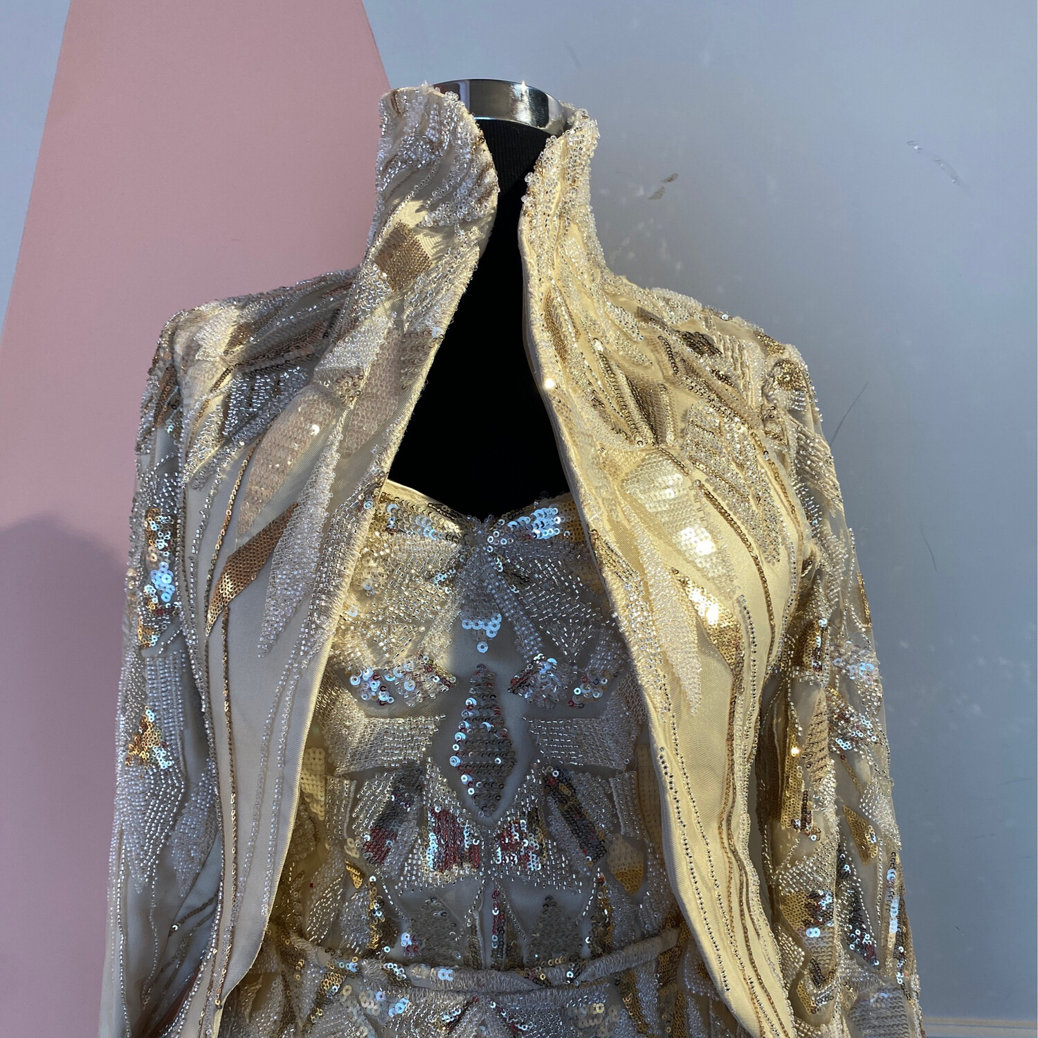 VESTIDO LARGO 	COLOR	BEIGE/GOLD	TALLA:	46	EU	/	14	US