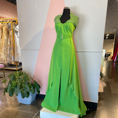 Vestido largo escote en V, recto con sobre falda, color verde. Talla L