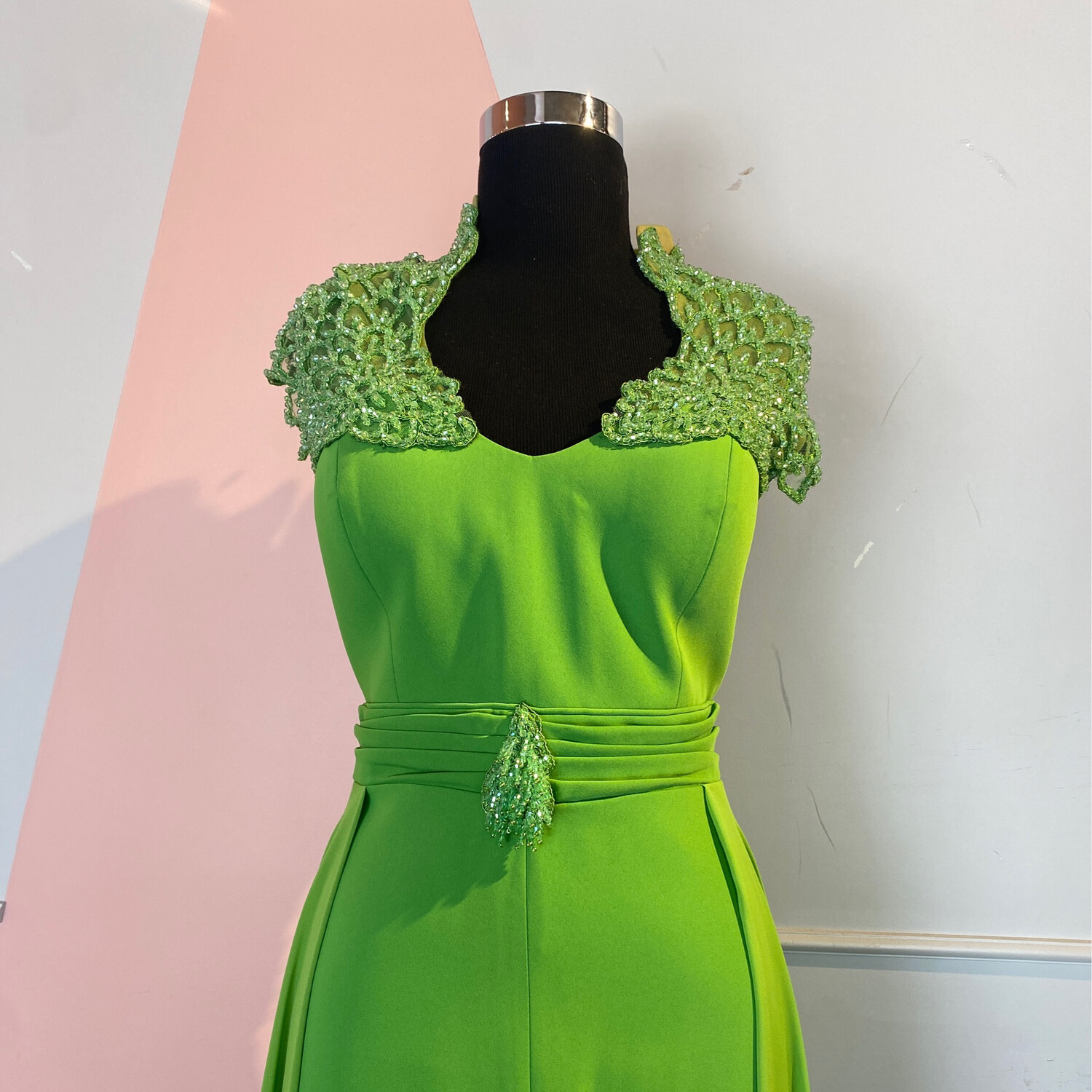 Vestido largo escote en V, recto con sobre falda, color verde. Talla L