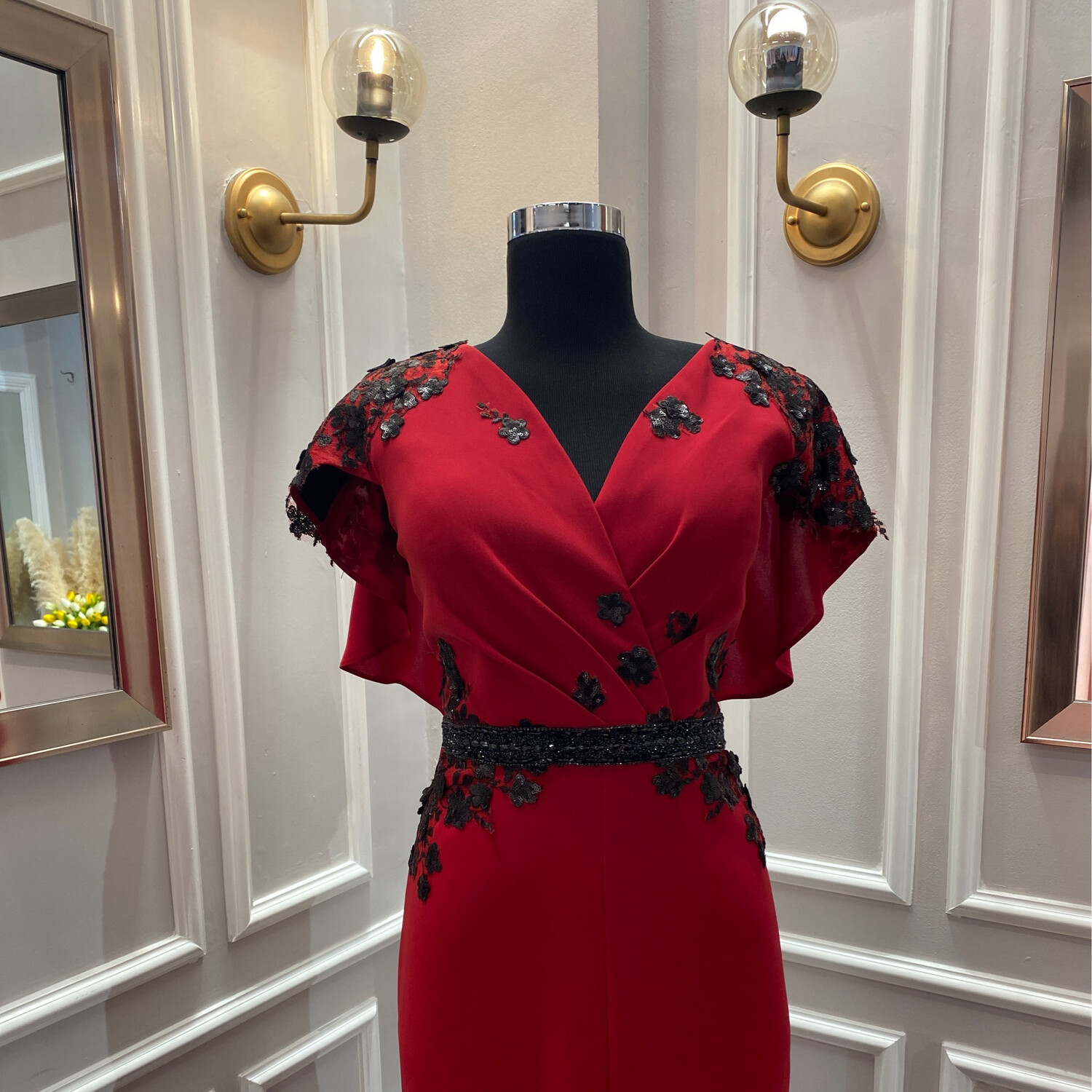 Vestido largo escote en V, color rojo con apliques en negro. Talla L