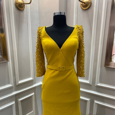 Vestido largo 	de color	amarillo mostaza. Talla  L