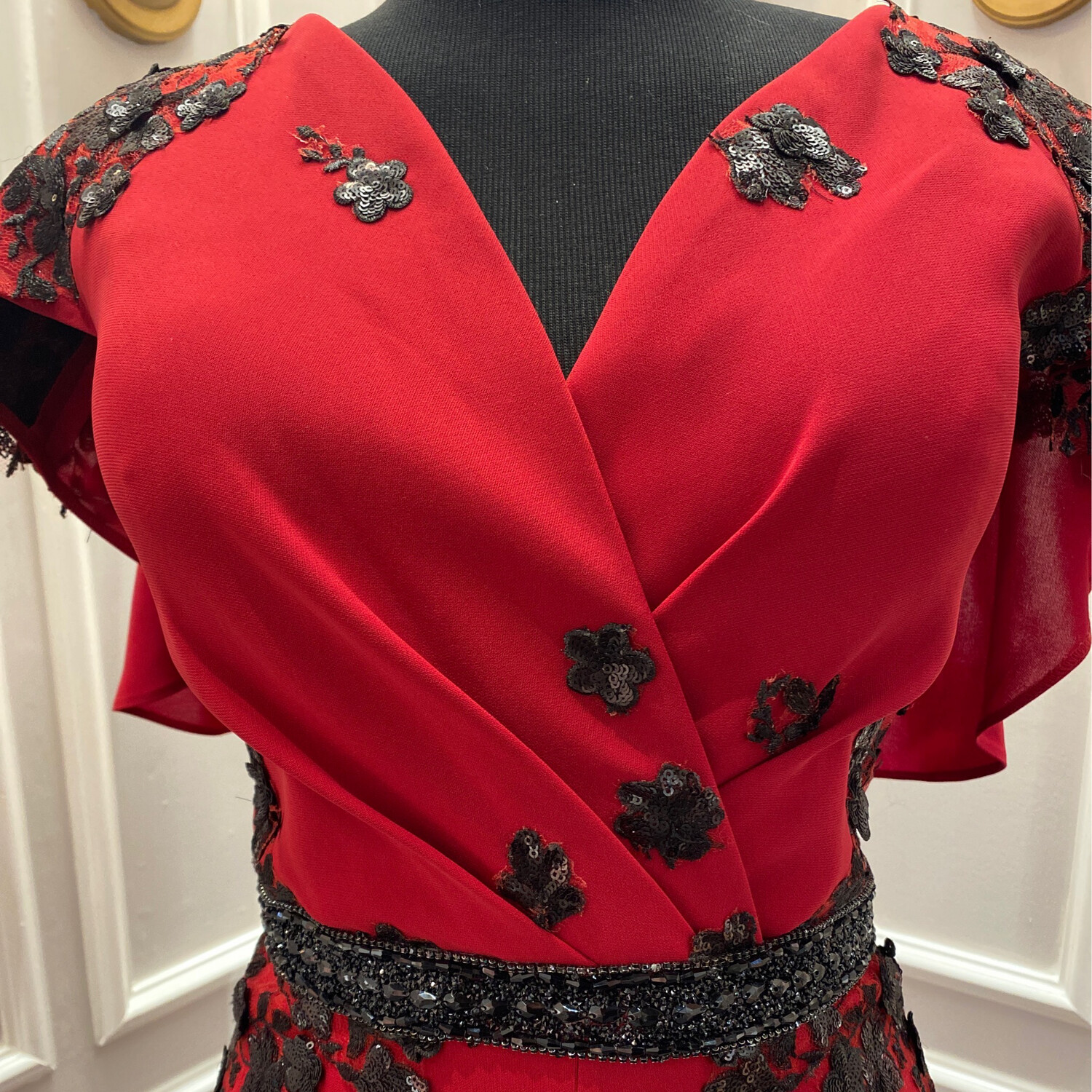 Vestido largo escote en V, color rojo con apliques en negro. Talla L