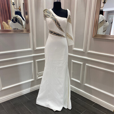 Vestido largo one sholder, color blanco. Talla S