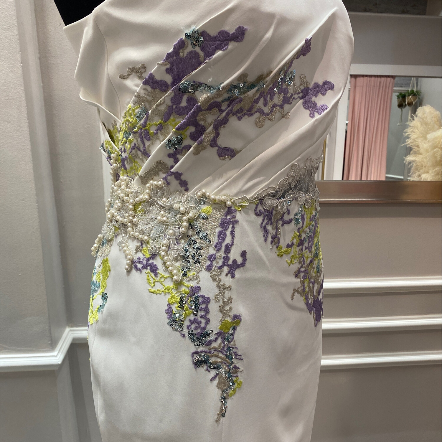 Vestido largo con una manga, color blanco. Talla L