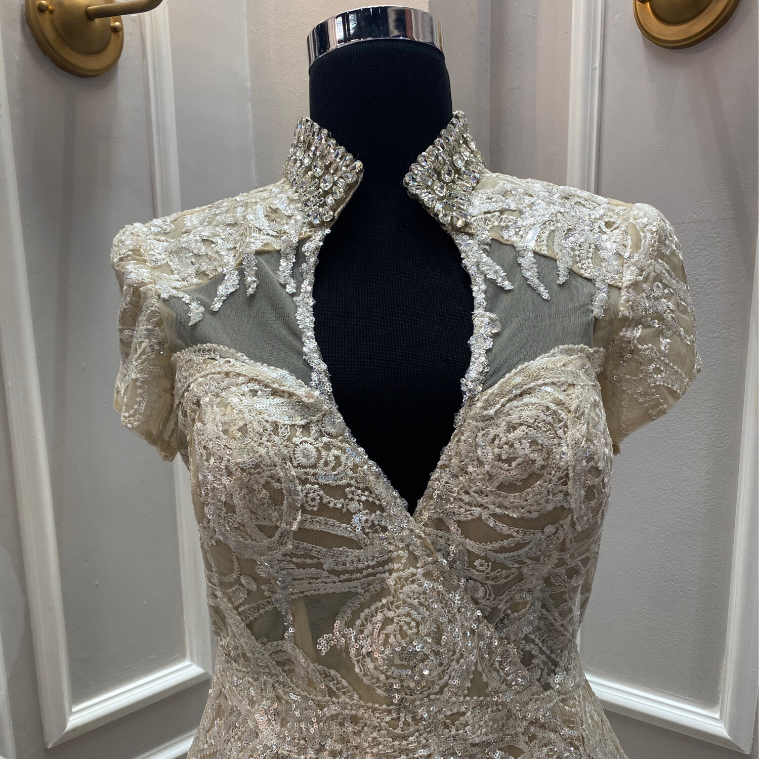 Vestido largo con manga corta, color blanco y crema. Talla M Vestido largo con manga corta, color blanco y crema. Talla M