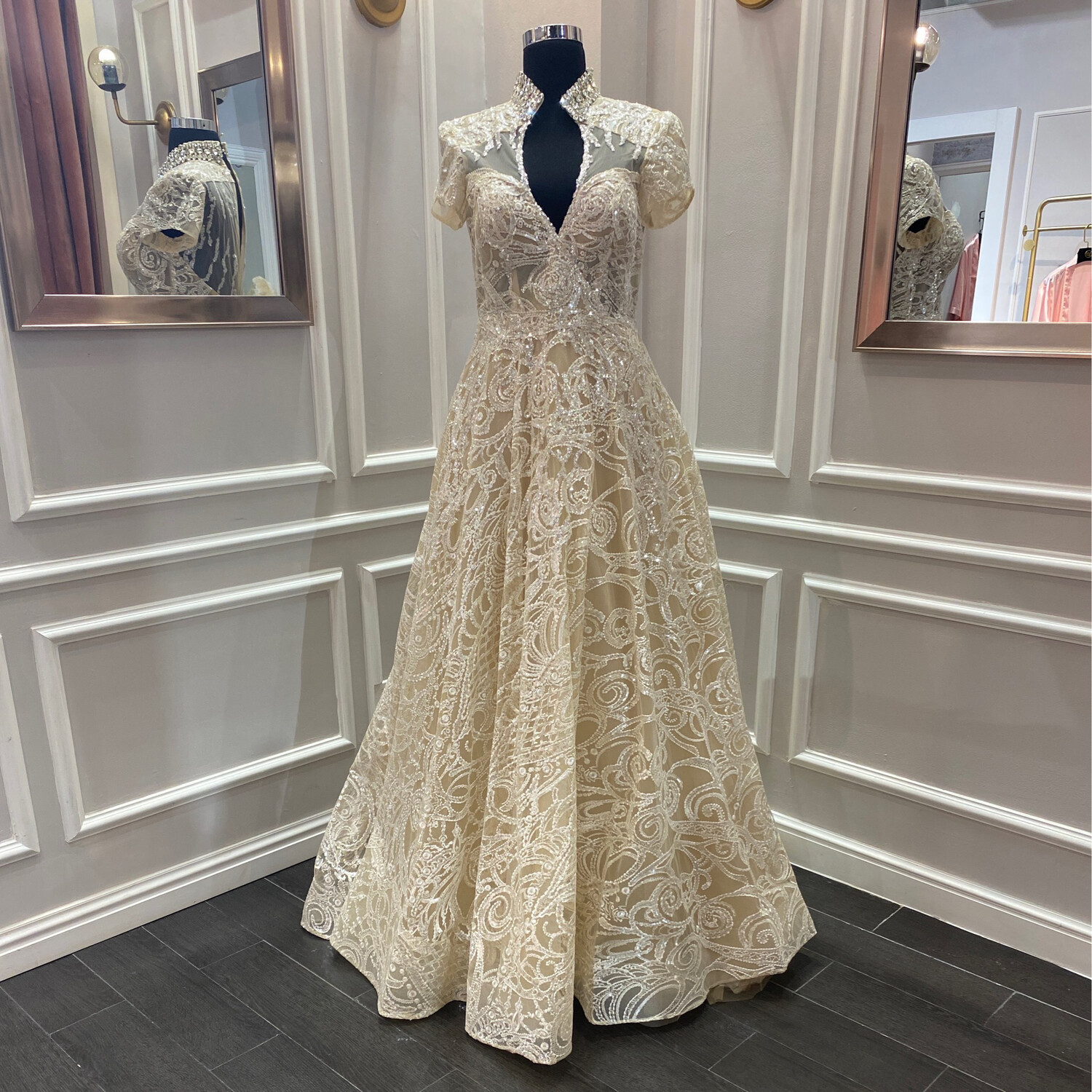 Vestido largo con manga corta, color blanco y crema. Talla M Vestido largo con manga corta, color blanco y crema. Talla M