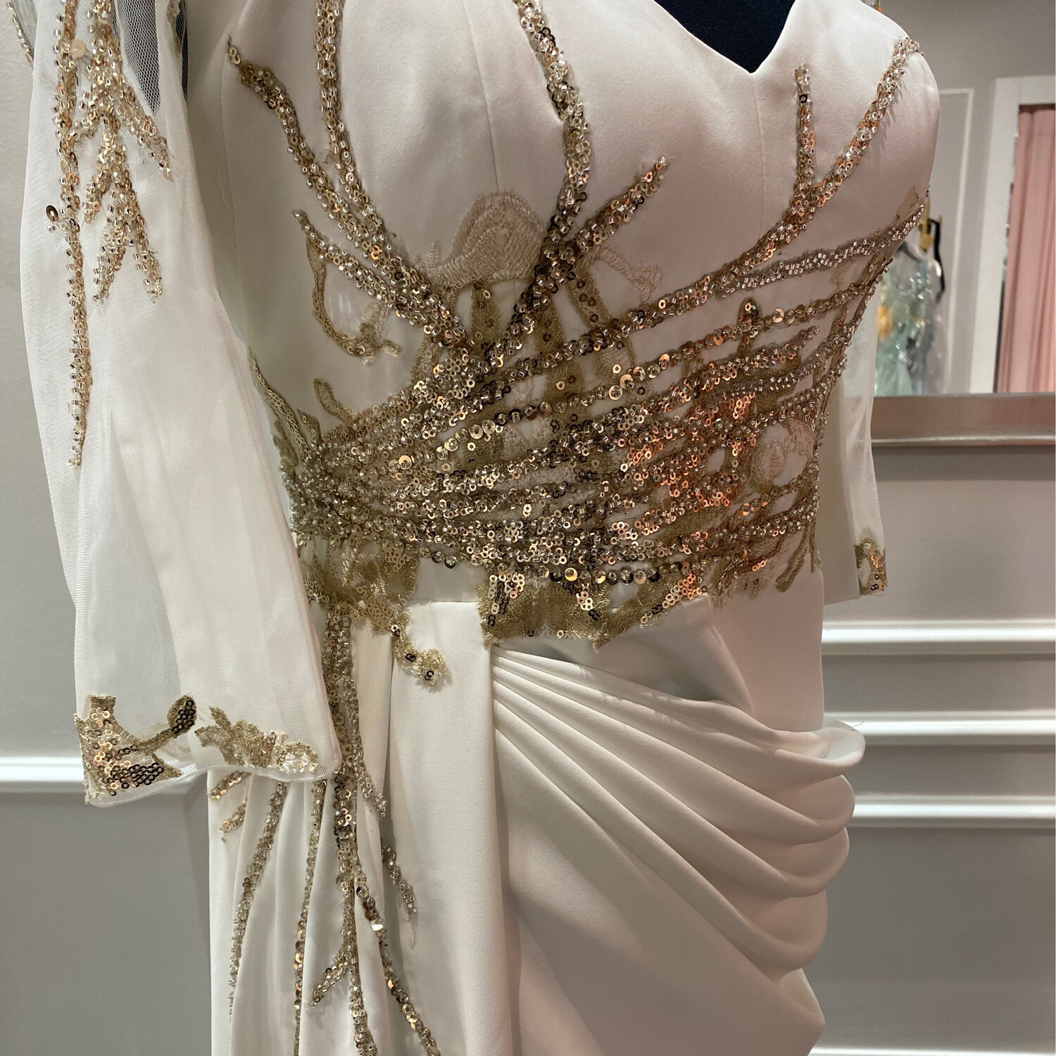 Vestido largo con mangas, color blanco con apliques dorados. Talla L