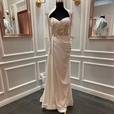 Vestido largo con mangas, color blanco con apliques dorados. Talla L
