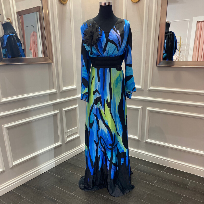 Vestido largo corte recto con mangas, color negro con verde y azul. Talla M y L