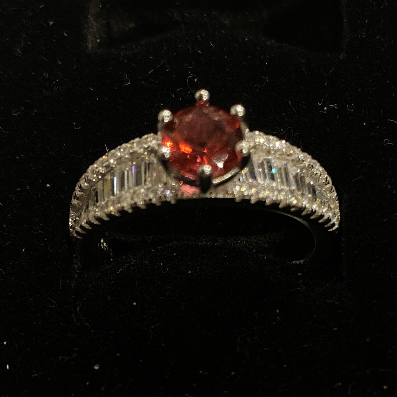 ANILLO PLATEADO CON PEDRERÍA ROJA