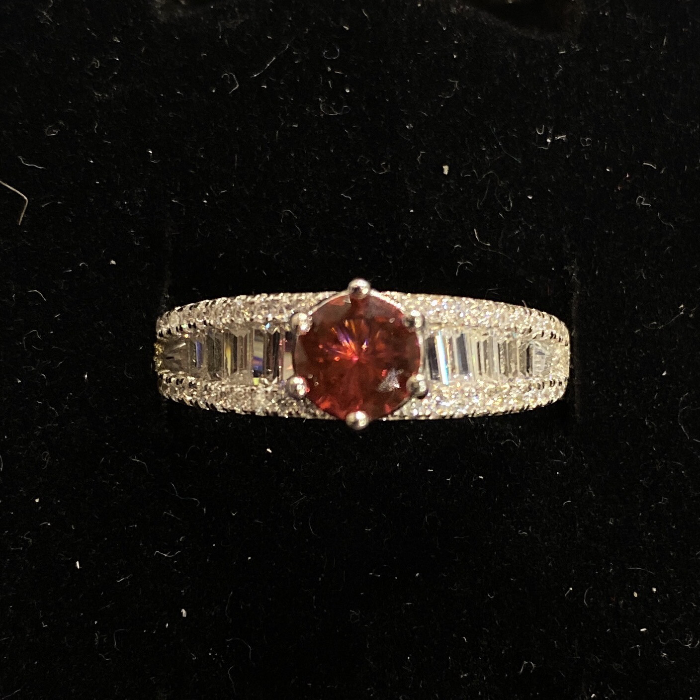 ANILLO PLATEADO CON PEDRERÍA ROJA