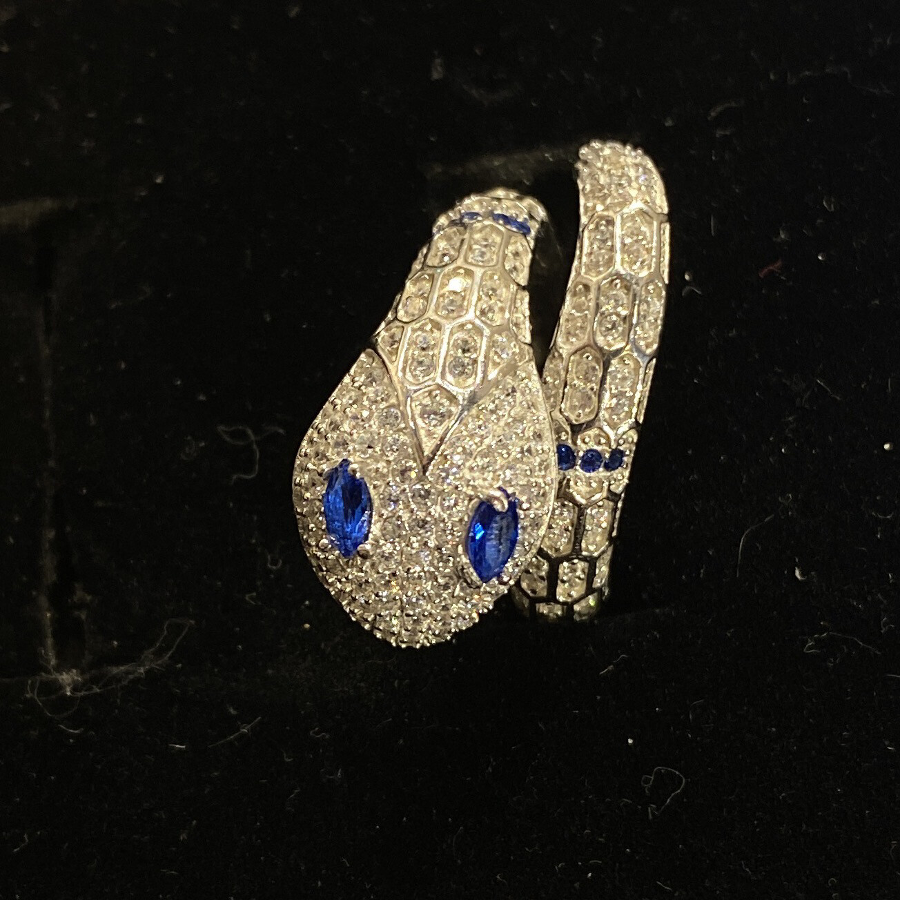 ANILLO PLATEADO DE SERPIENTE CON OJOS AZULES