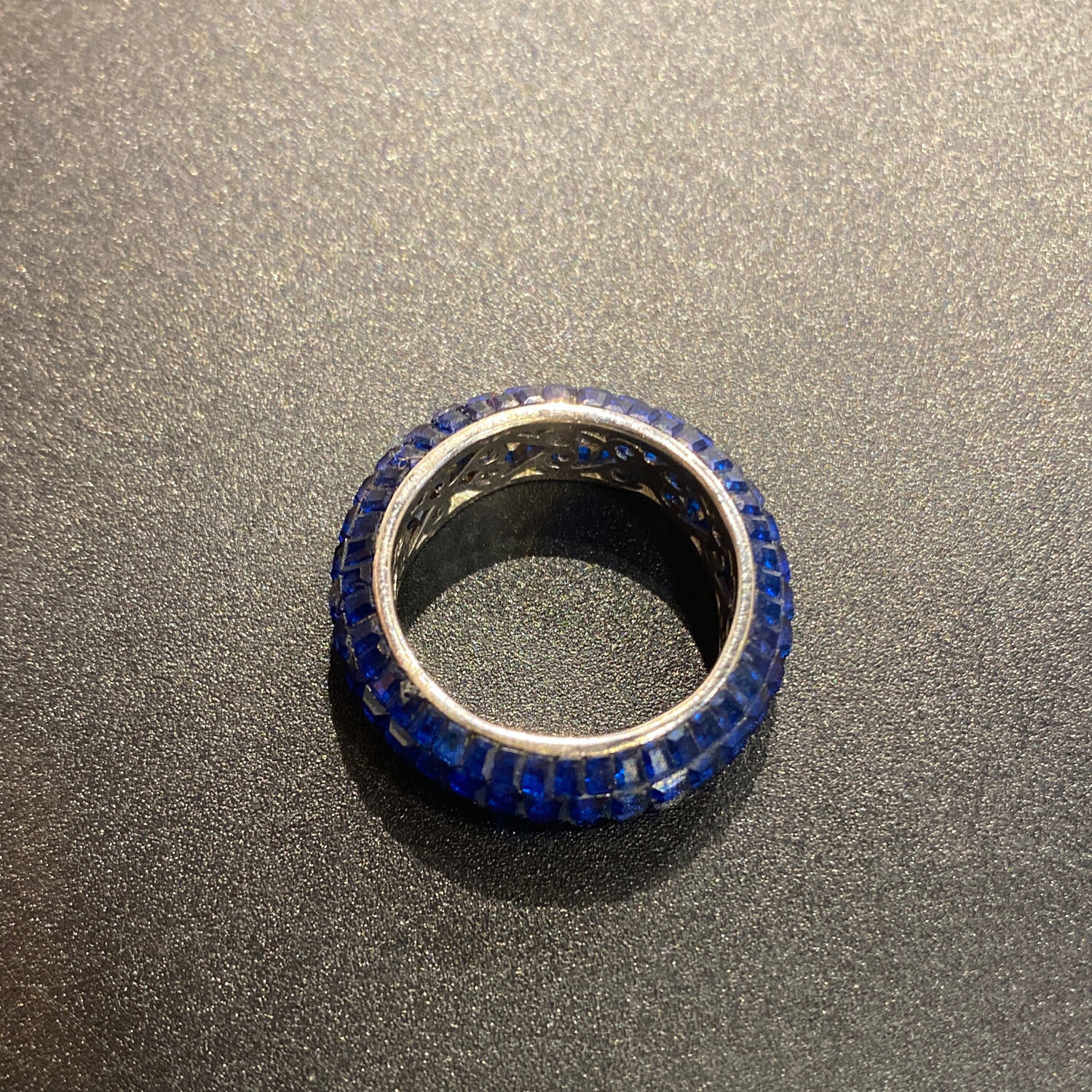 ANILLO DE PEDRERIA AZUL NAVY - FONDO PLATEADO