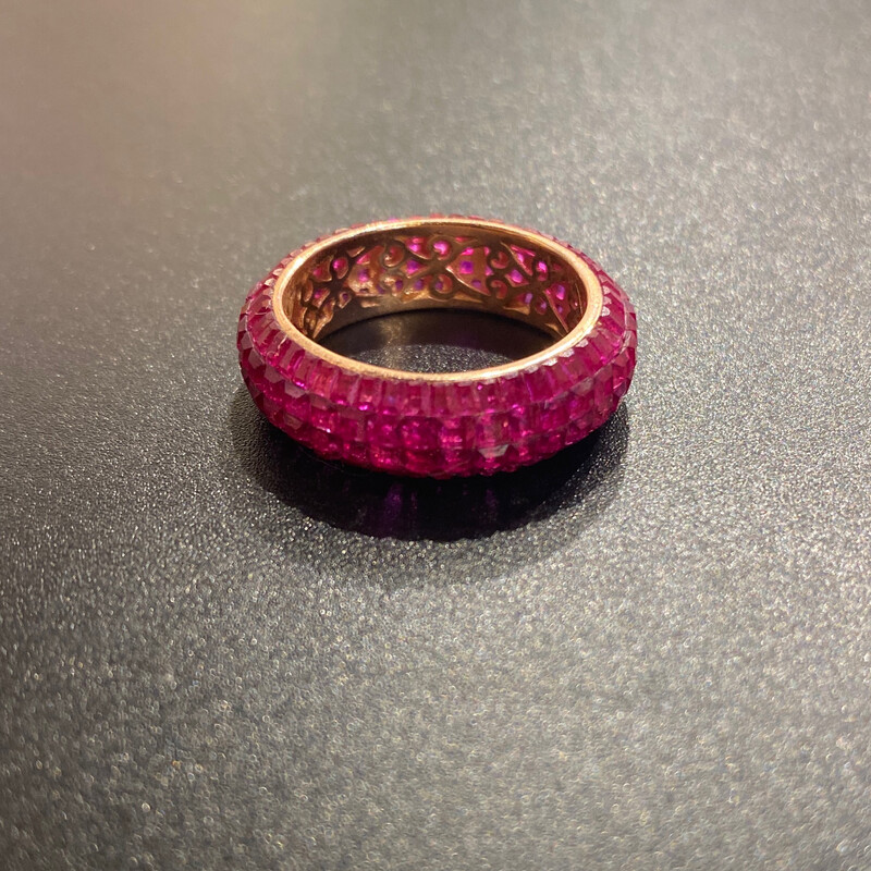 ANILLO DE PEDRERIA FUCSIA CON FONDO DORADO