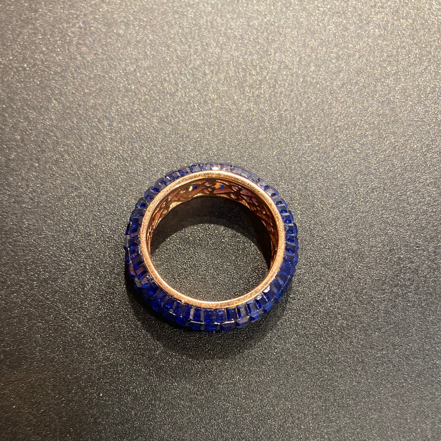 ANILLO DE PEDRERIA AZUL NAVY - FONDO DORADO