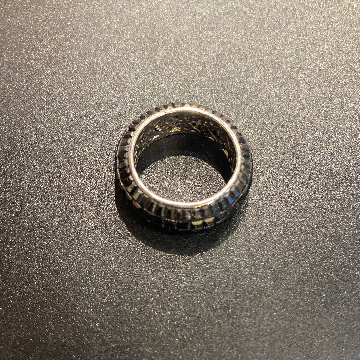 ANILLO DE PEDRERIA NEGRA CON FONDO PLATEADO
