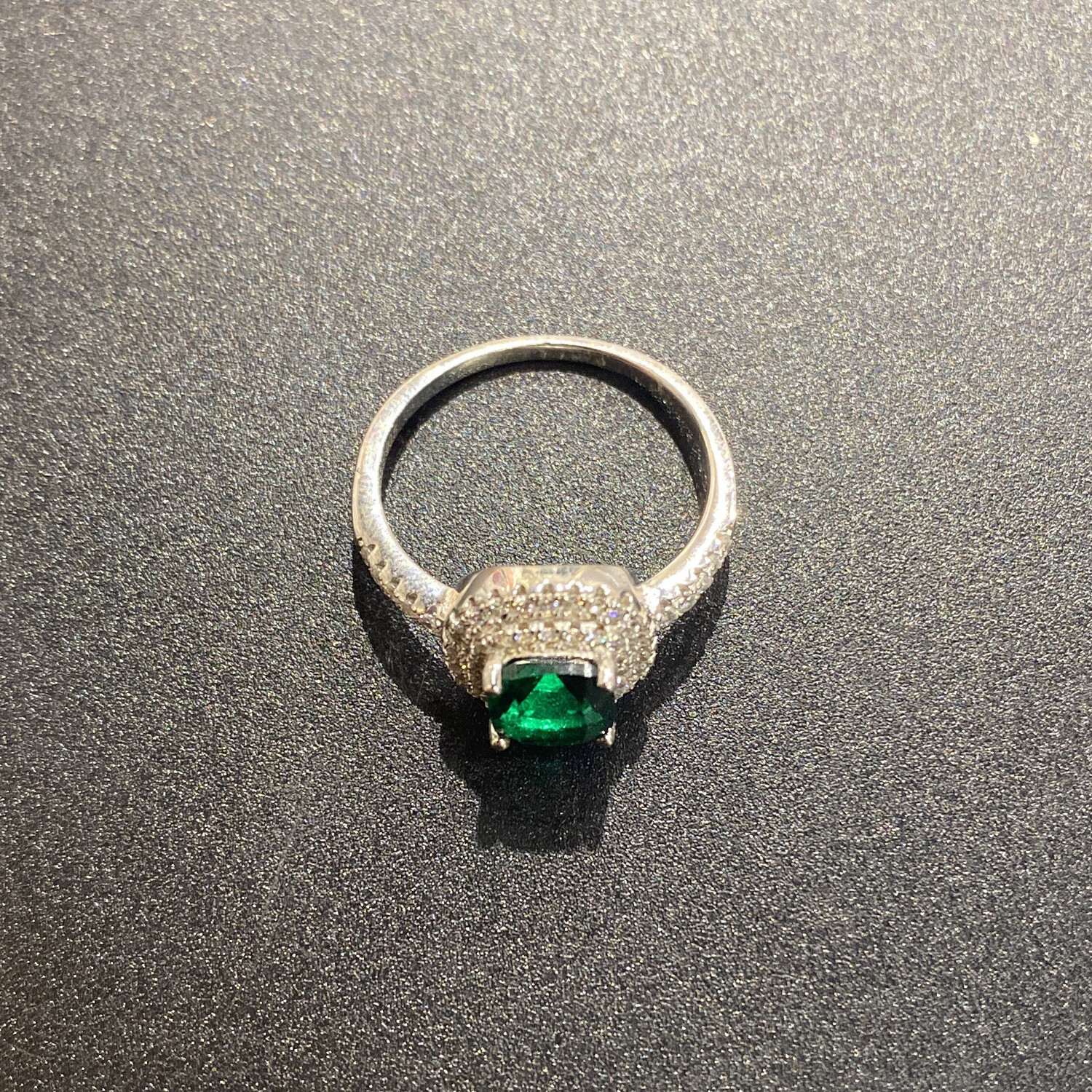 ANILLO PLATEADO CON PEDRERÍA VERDE