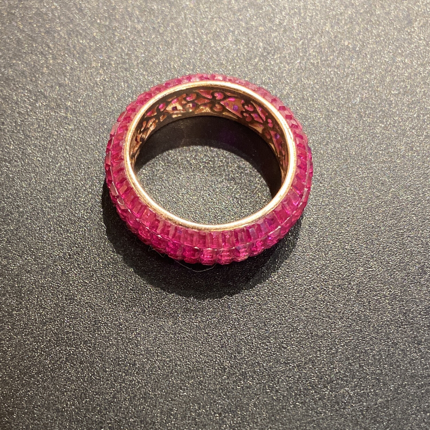 ANILLO DE PEDRERIA FUCSIA CON FONDO DORADO