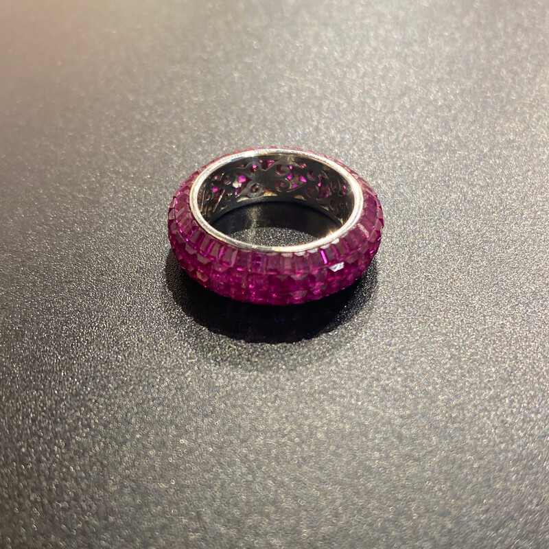 ANILLO DE PEDRERIA FUCSIA CON FONDO PLATEADO