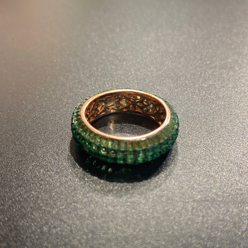 ANILLO DE PEDRERIA VERDE CON FONDO DORADO