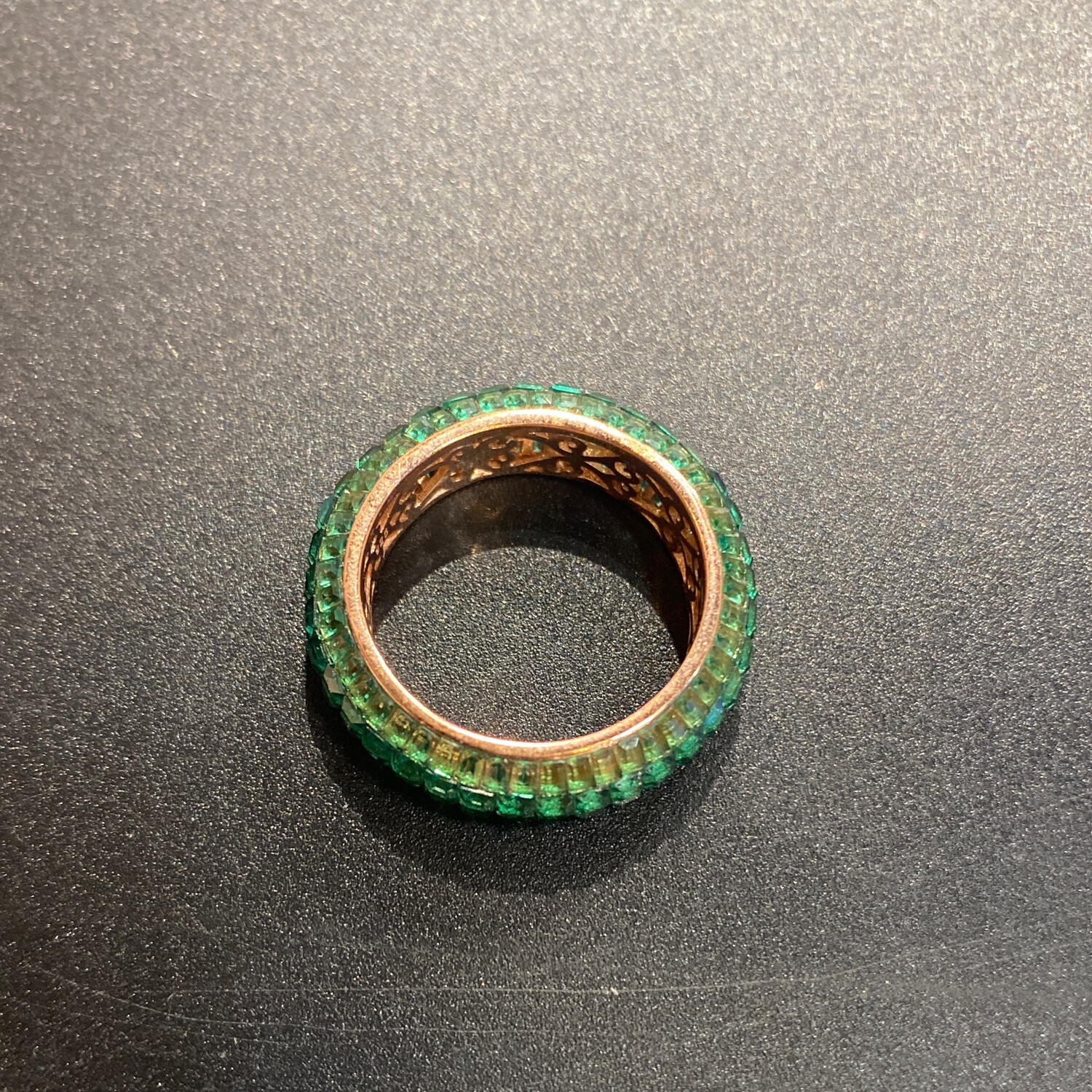 ANILLO DE PEDRERIA VERDE CON FONDO DORADO