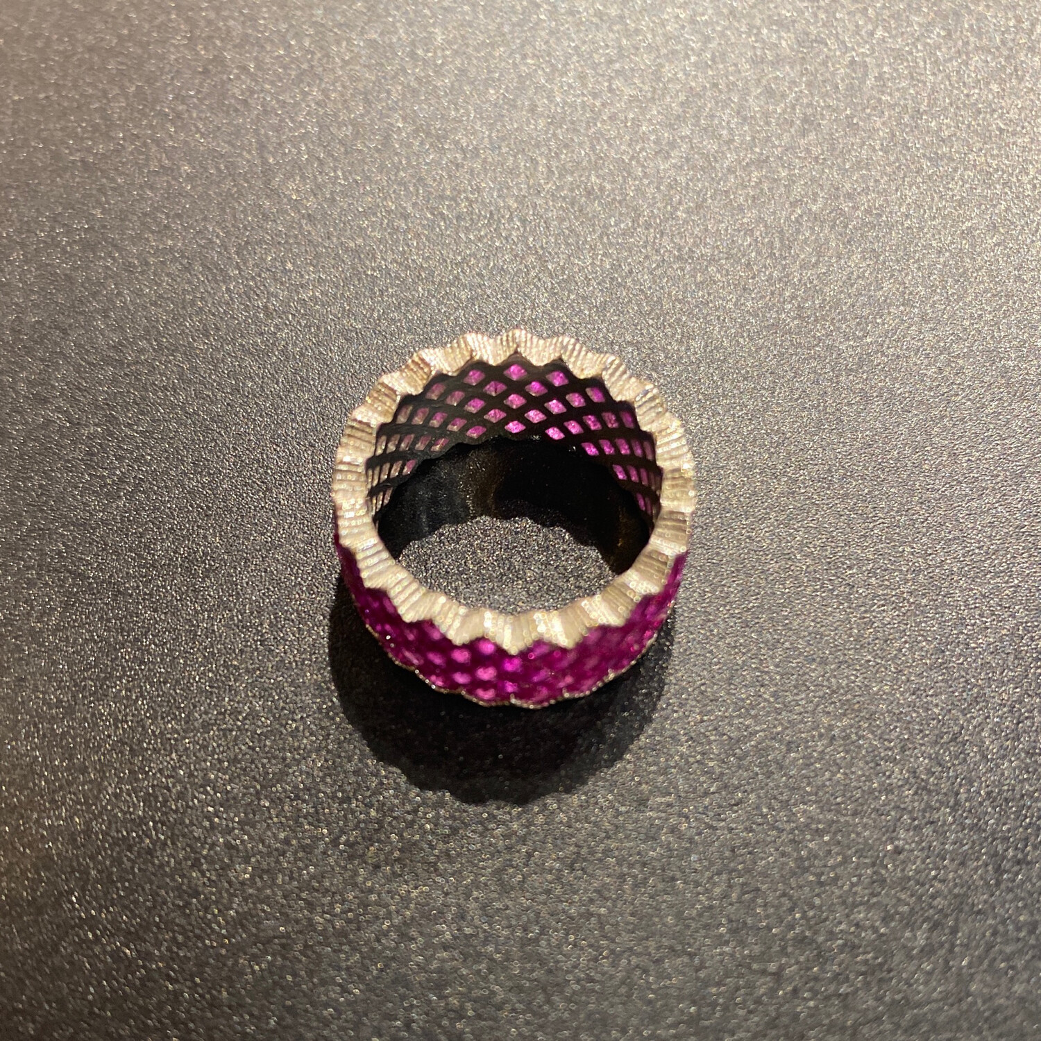 ANILLO DE PEDRERIA FUCSIA DENTADA CON FONDO PLATEADO