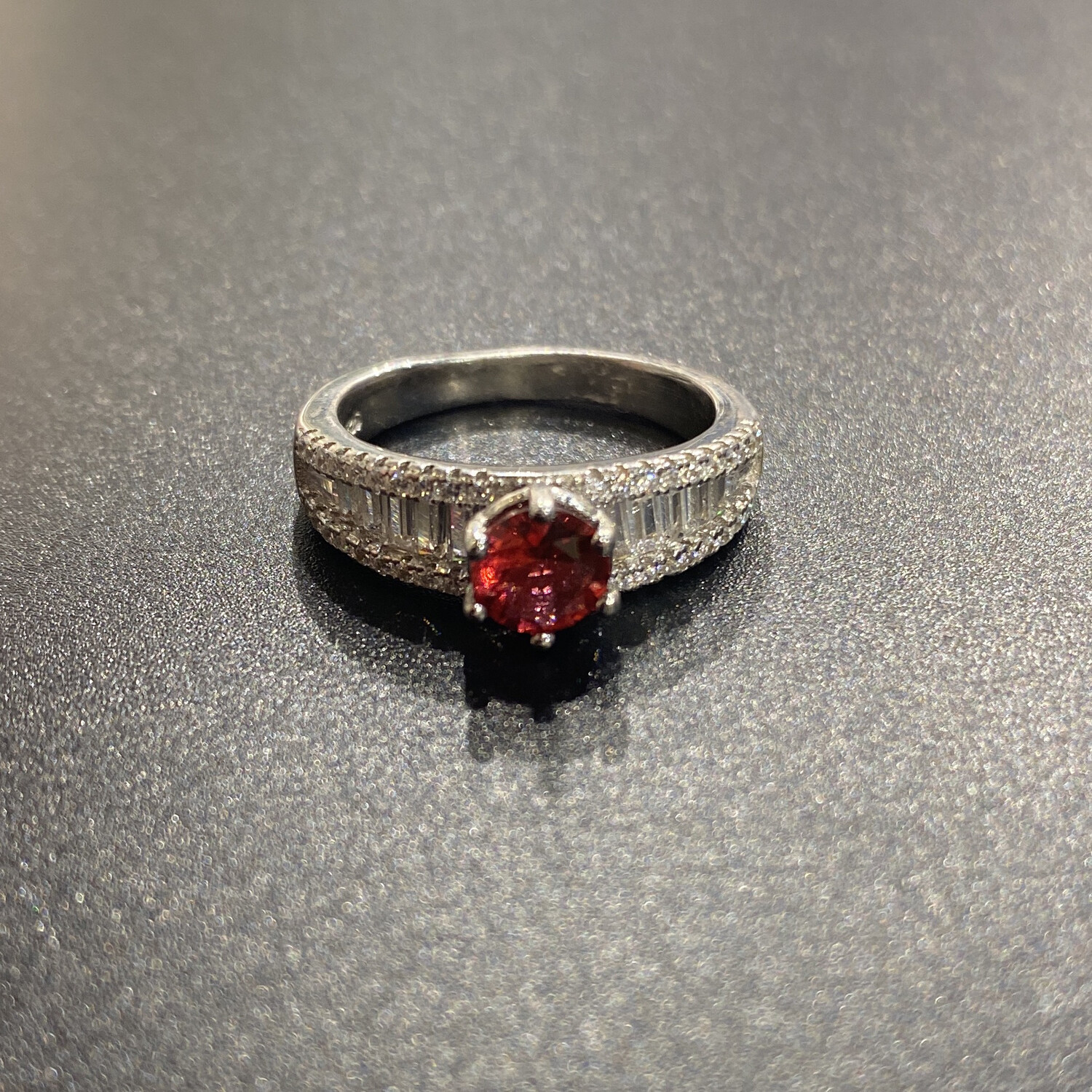 ANILLO PLATEADO CON PEDRERÍA ROJA