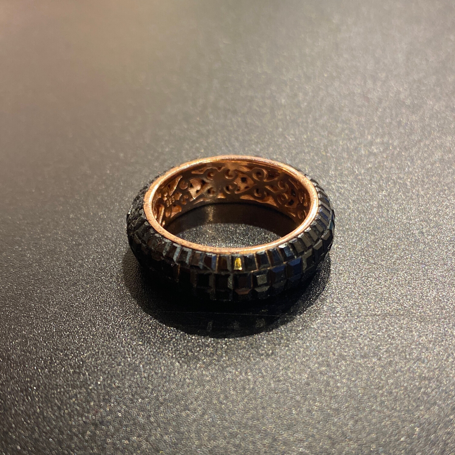 ANILLO DE PEDRERIA NEGRA CON FONDO DORADO