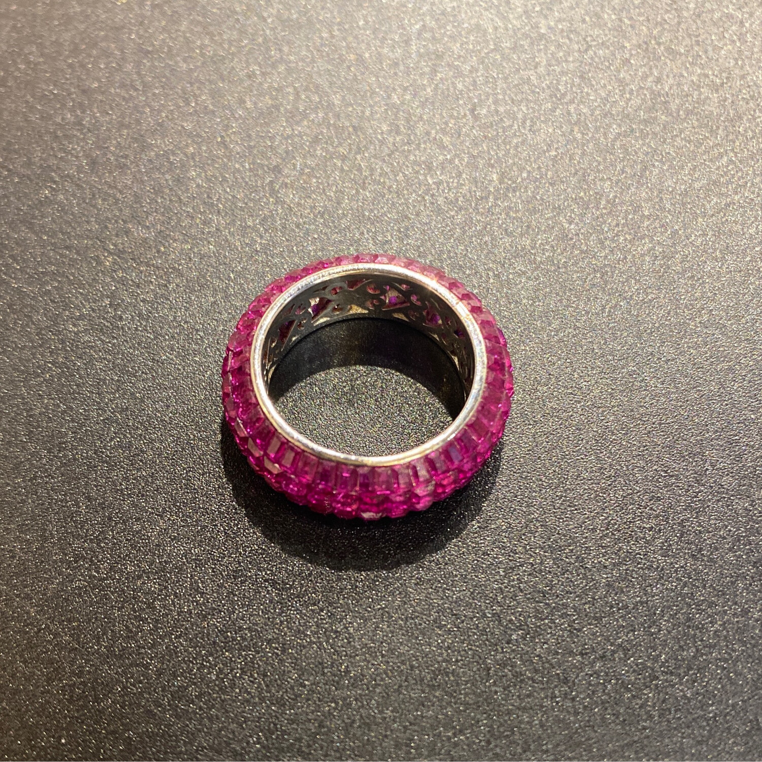 ANILLO DE PEDRERIA FUCSIA CON FONDO PLATEADO